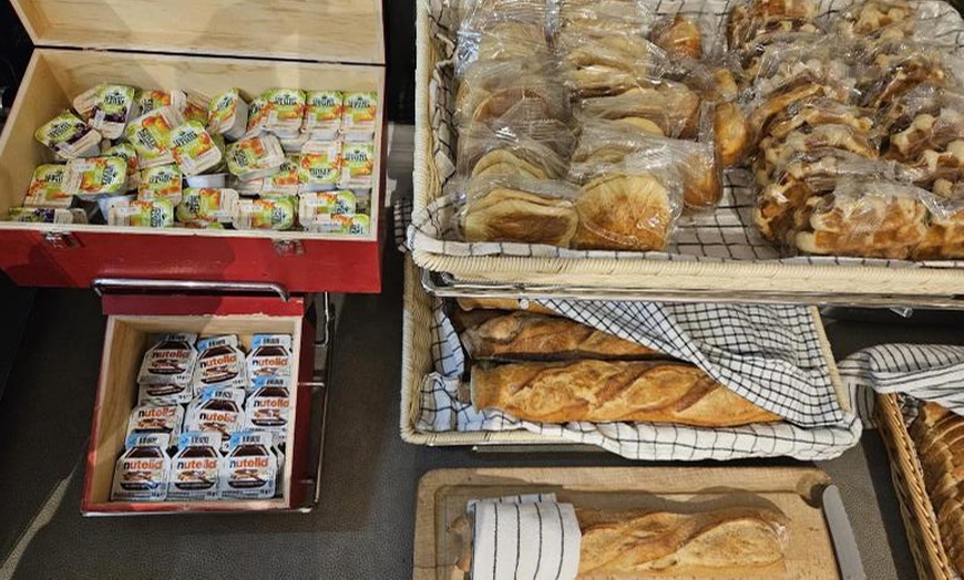 Image 8: Évian-les-Bains : chambre double avec pdj, repas & boissons en option