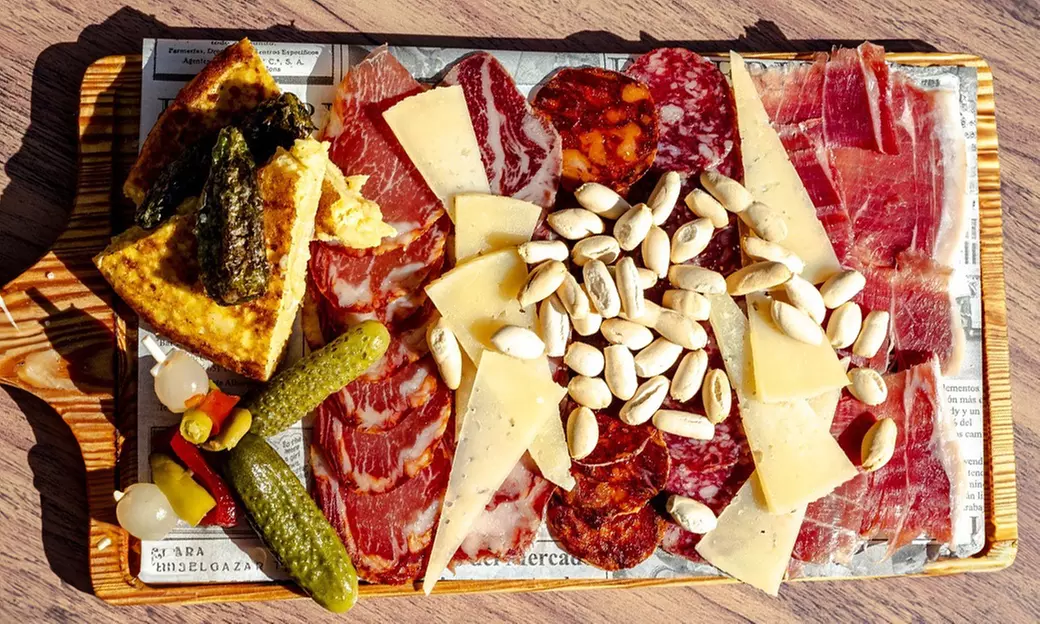 Menú picoteo para 2 o 4 personas con tablas y bebidas a elegir