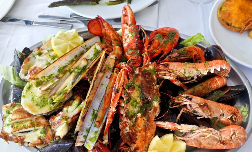 Image 3: Menú de mariscada o parrillada de carne con entrante, bebida y café