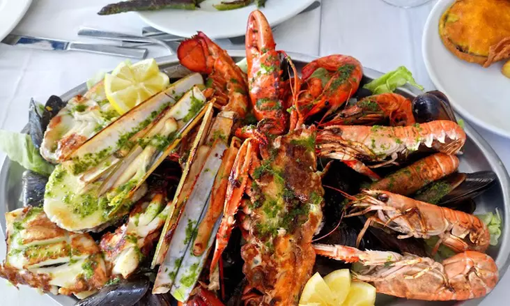 Menú de mariscada o parrillada de carne con entrante, bebida y café