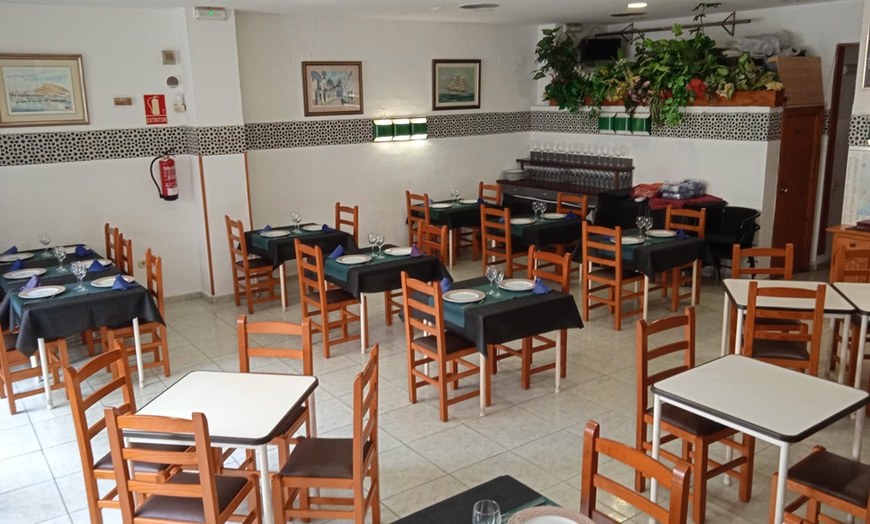 Image 2: Menú Premium de arroz con langosta y marisco con entrantes y vino 