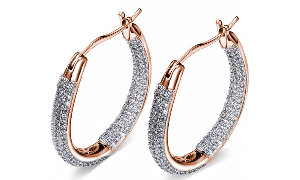 Orecchini realizzati con zirconi