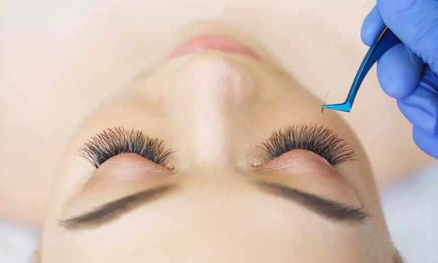 Image 1: Extensiones de pestañas con volumen a elegir para 1 persona