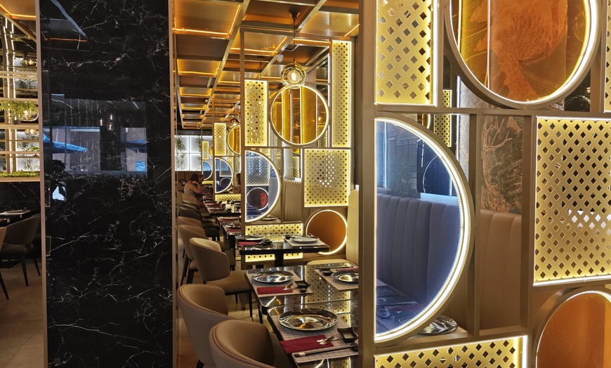 Image 2: ¡Directos a Japón! Menú de sushi a compartir para 2 o 4 personas