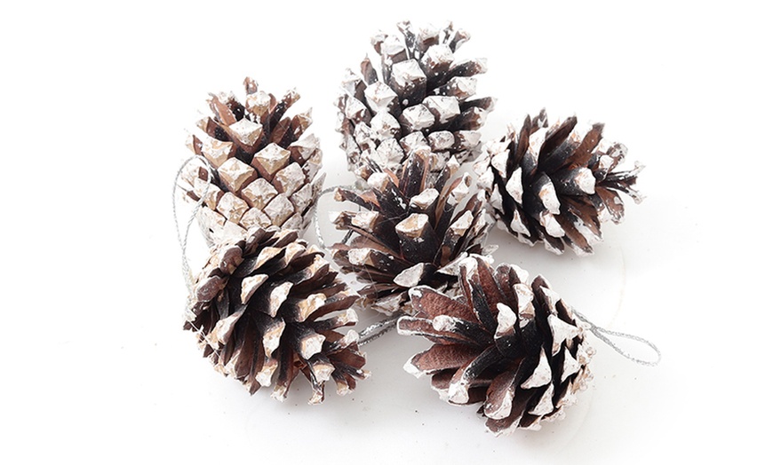 Image 3: Living And Home 30-Pack Real Pine Cones