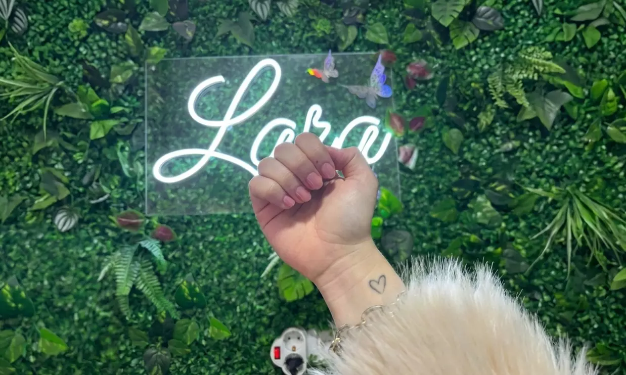 Manicura y/o pedicura con esmalte normal o semipermanente en un color