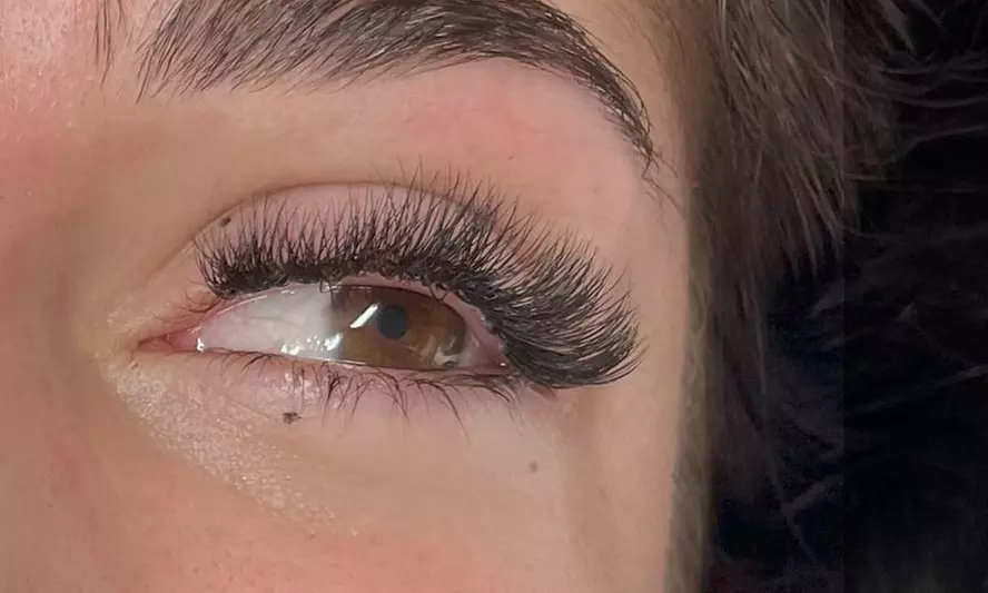 Extension de cils ou Brow Lift des sourcils chez Glow Lashes by Randa