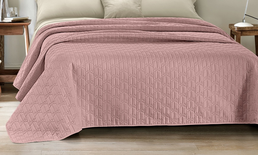 Image 7: Couvre-lit double matelassé avec motif nœud papillon