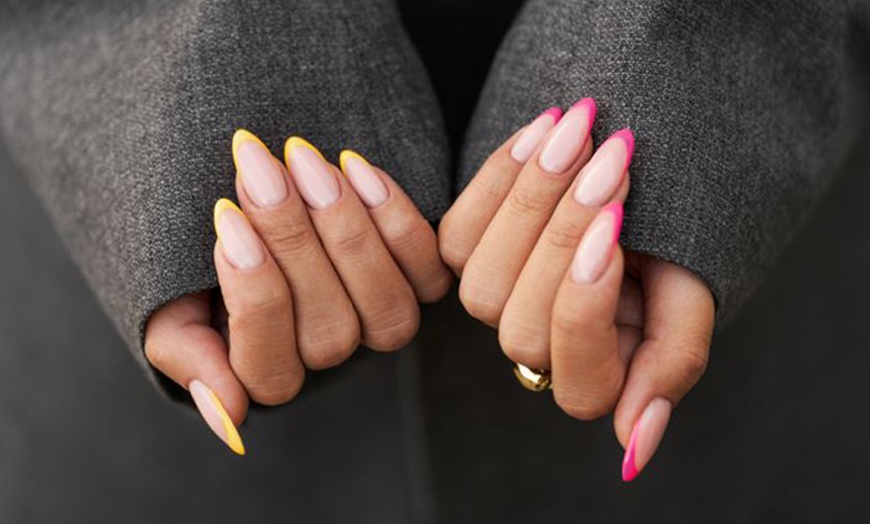 Image 10: Manicura y/o pedicura con esmaltado clásico o semipermanente