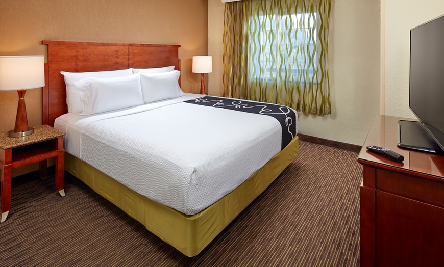 Image 2: Members Only: Charming Hotel in Mission Valley Near Zoo & SeaWorld