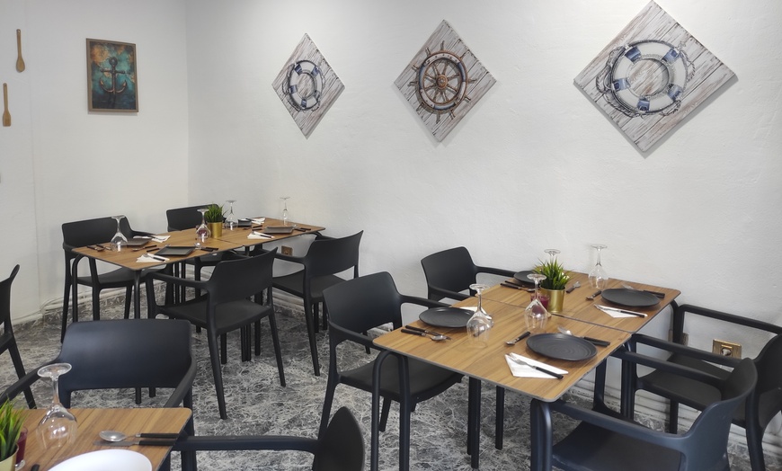 Image 4: Menú mediterráneo para 2 o 4 con postre y opción a botella de vino