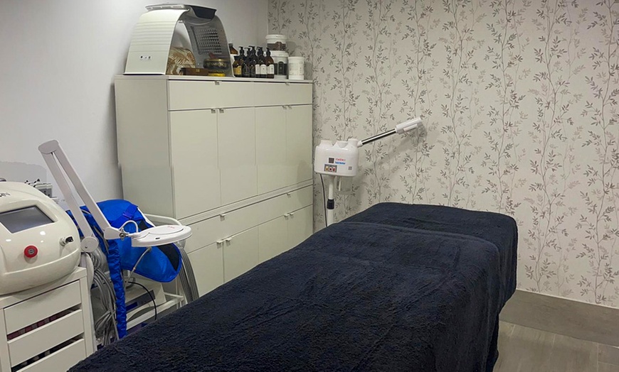 Image 2: Sesión de masaje de hasta 70 minutos con técnica a elegir para 1