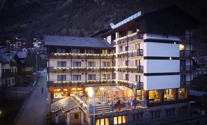 Image 14: Valle D'Aosta: camera doppia o matrimoniale con mezza pensione per 2