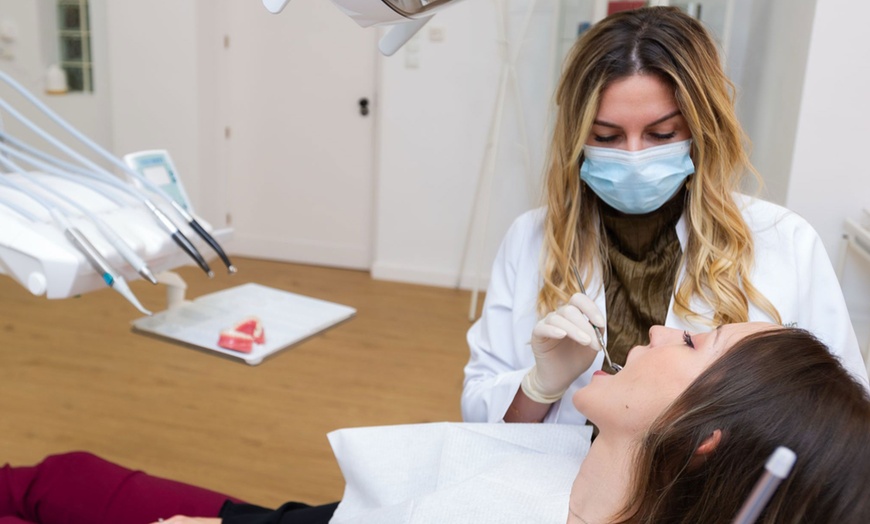 Image 2: Descuento de hasta 401 € en ortodoncia metálica o cerámica