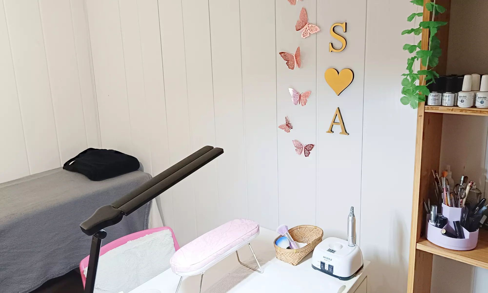 Primera puesta de uñas acrílicas con esmalte y diseño opcional