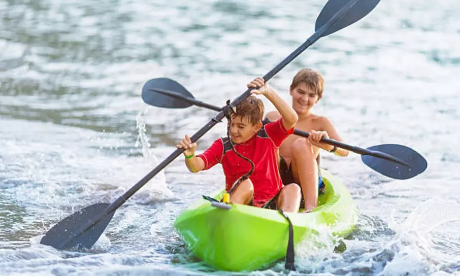 Alquiler de kayak o paddle surf durante 2 h para 1 o 2 personas