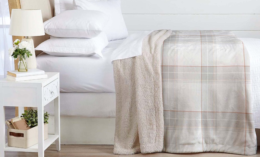 Image 25: Sherpa-Kuscheldecke