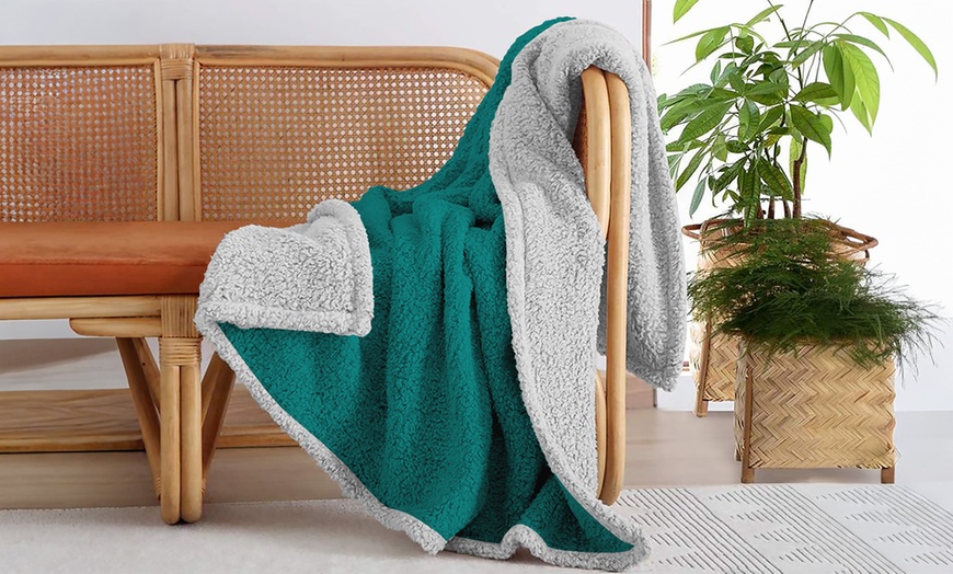 Image 7: Manta cálida con tacto de borreguito y microfibra suave