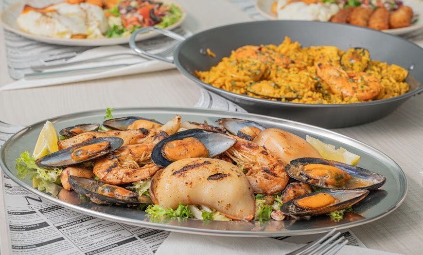 Image 10: Menú mediterráneo con entrante, principal, postre y bebida para 2 o 4