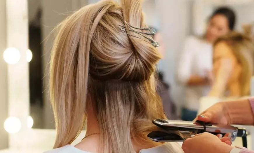 Image 1: Peluquería con lavado, corte y secado, tinte de raíz o mechas