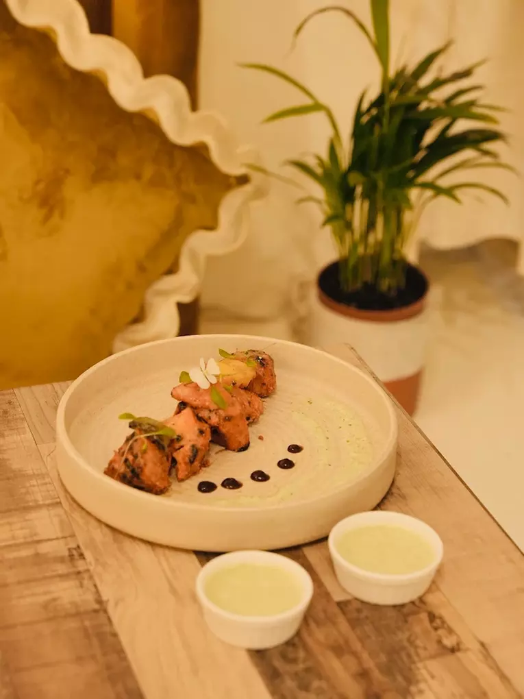 Enjoy Full Meal with Starter, Main, Extras, Dessert & Drinks at OUD