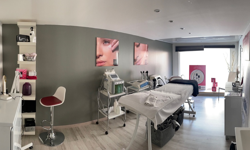 Image 3: Massage californien et soin du visage en option à Lyon