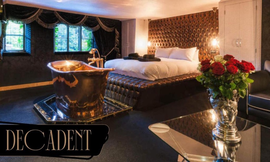 Image 9: Oxfordshire: An Overnight 5* Stay w/ Dinner and Champagne 