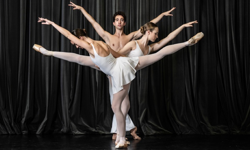 Image 2: Les jeunes talents du Ballet de l’Opéra National de Paris sur scène