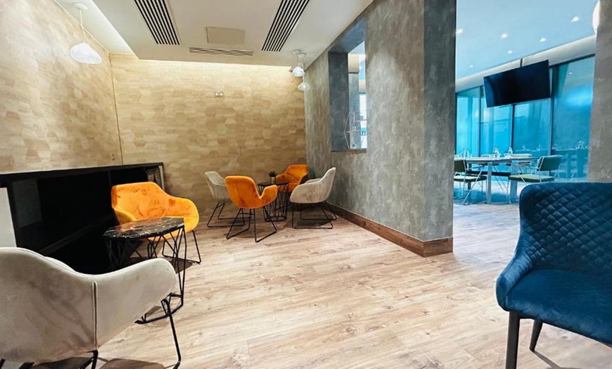 Image 4: Kingston: One or Two Nights Stay 