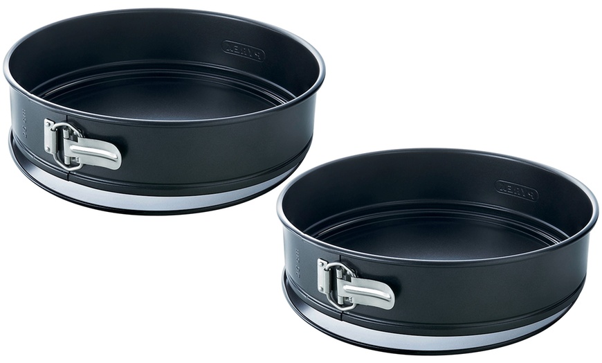 Image 3: Two or Four Pyrex Magic Springform Cake Tins