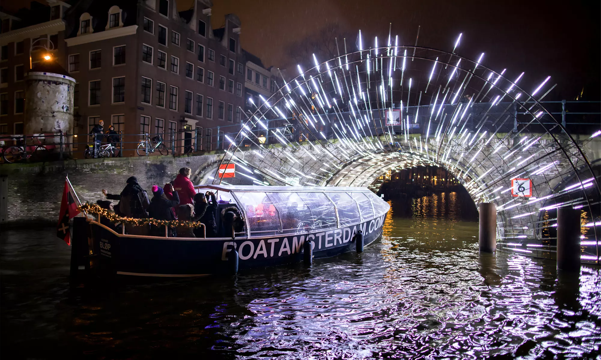 Premium sloepvaart van 60 min. voor jong en oud met onbeperkte drankjes in historisch Amsterdam (tot 39% korting) - Primary Image