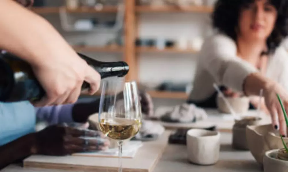 Taller de pintura sobre cerámica con 1 bebida o 1 copa de vino