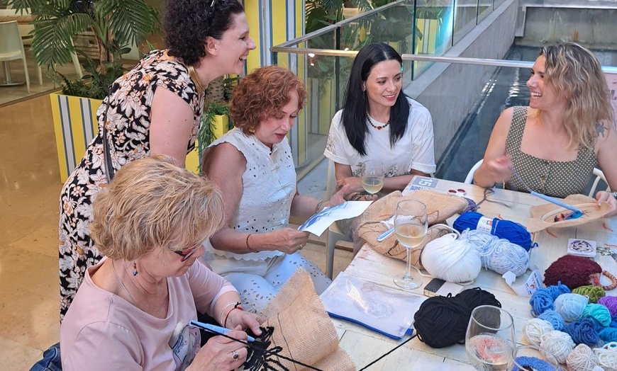 Image 4: Taller para crear tu bolso personalizado con barra libre de vino