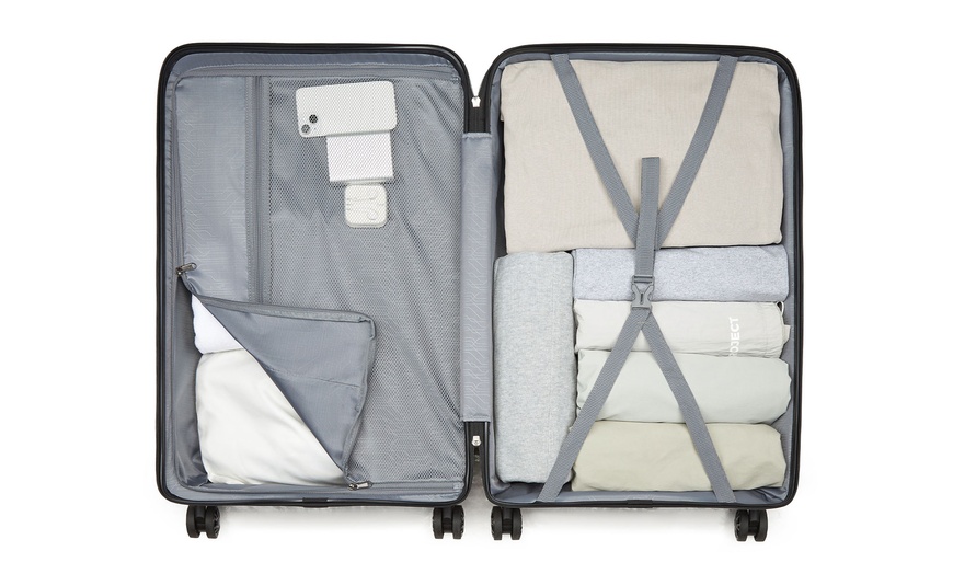 Image 16: Maleta o juego de maletas de ruedas ligeras con diseño estriado