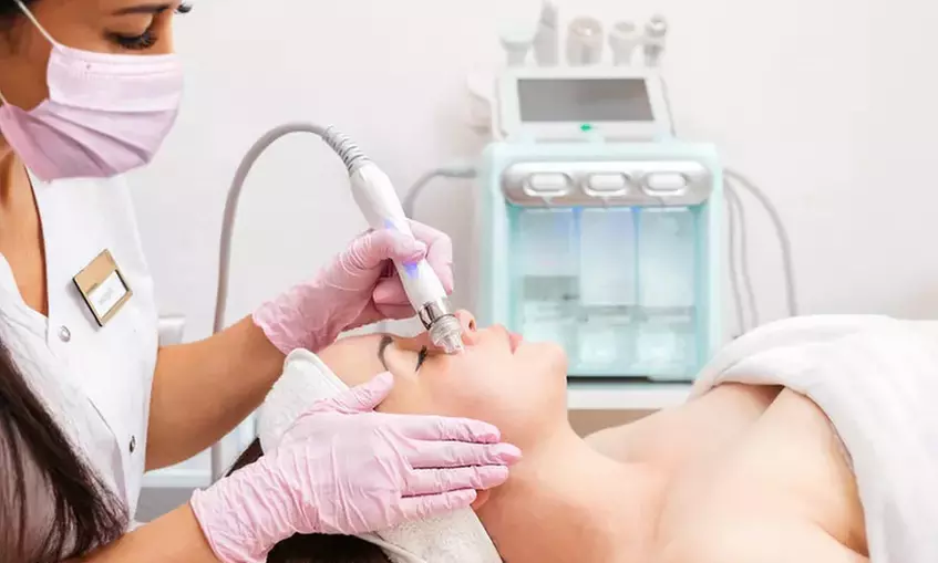 Soin du visage hydratation intense ou peeling dermatologique