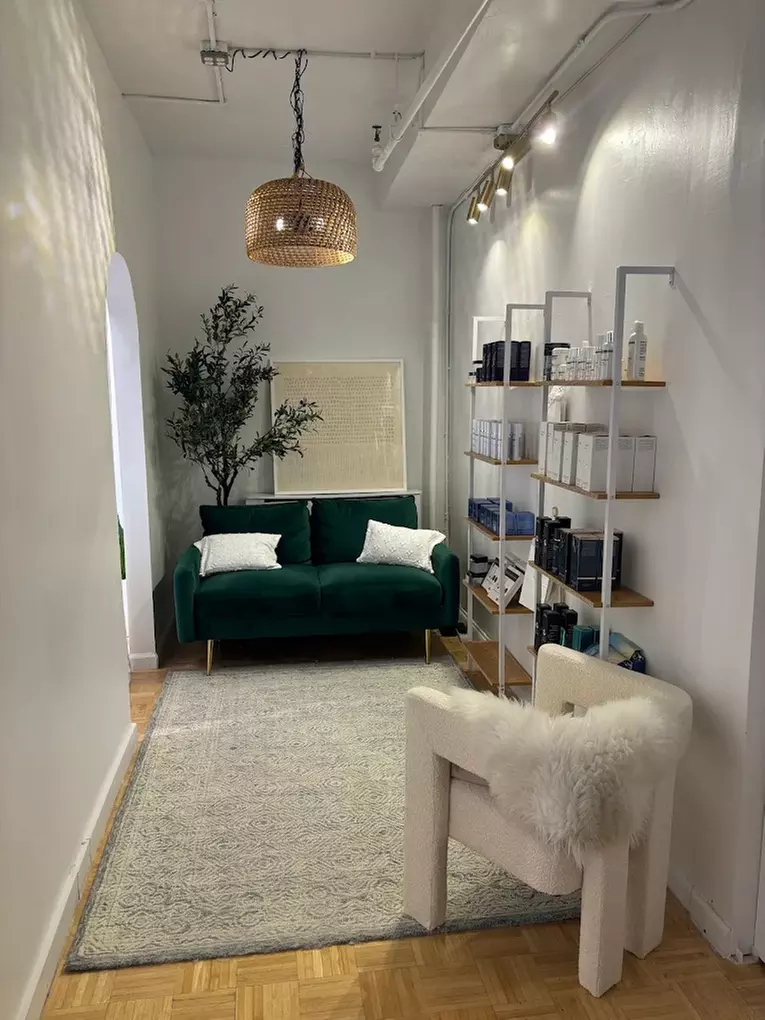 Achieve Youthful Glow with Top-Rated Microneedling Sessions!