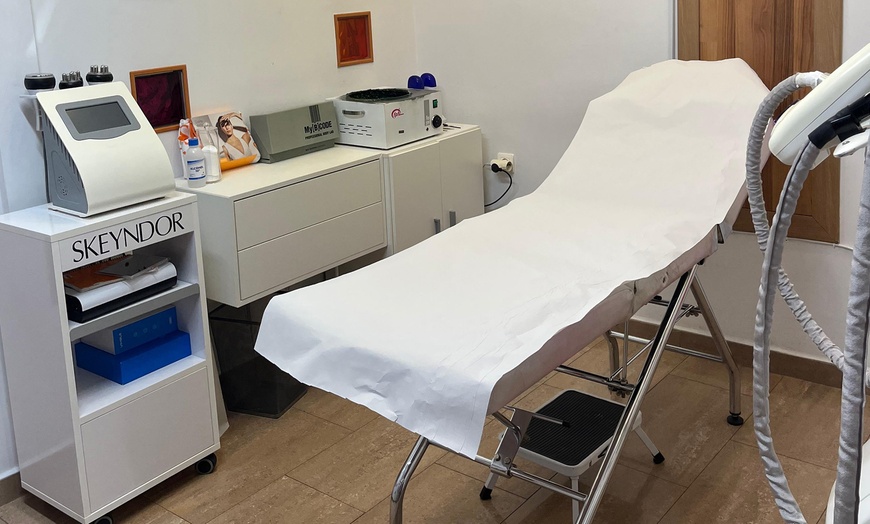 Image 5: 3, 6 o 9 sesiones de electroestimulación remodelante en zona a elegir 