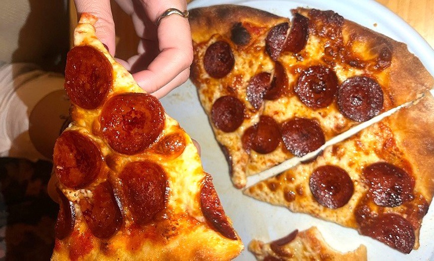 Image 8: Menú de pizza artesanal con entrante, postre y bebida para 2 o 4