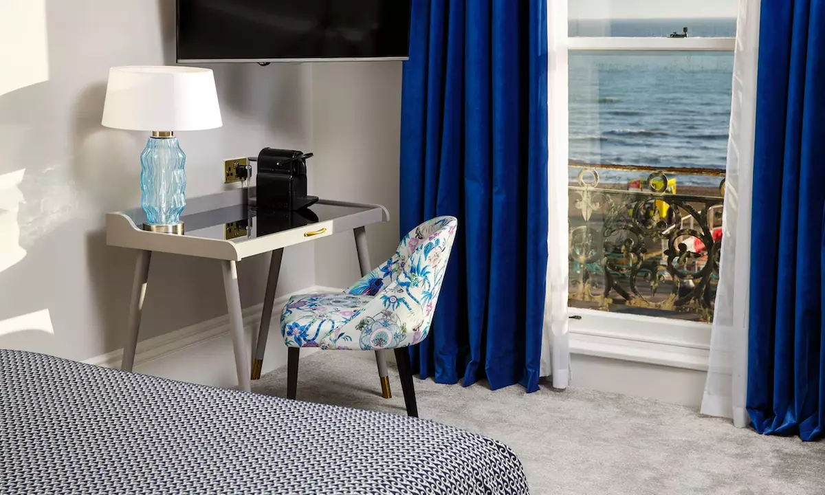 Brighton: Seafront Stay for 2 with Breakfast, Welcome Drink & Dinner