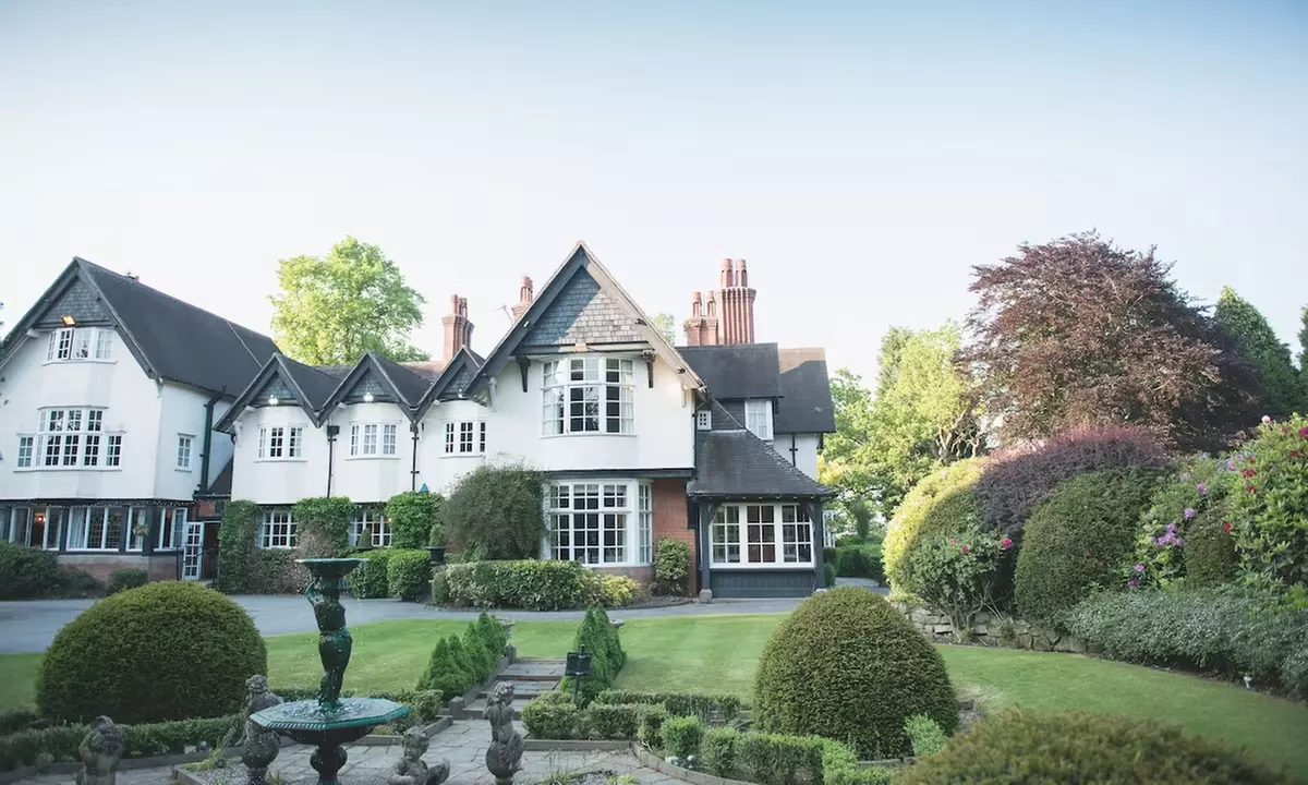 Cheshire: Executive Double Room with Breakfast and Bottle of Prosecco