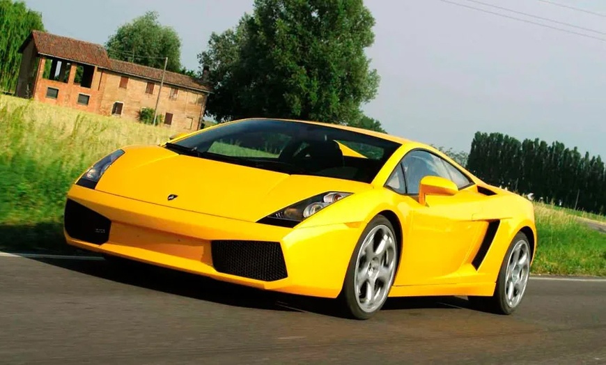 Image 4: Conducción de Ferrari o Lamborghini en ruta de 7 u 11 km por carretera