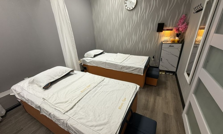 Image 3: VIP Head Spa for One or Couples with Massage on Head, Neck & Shoulders