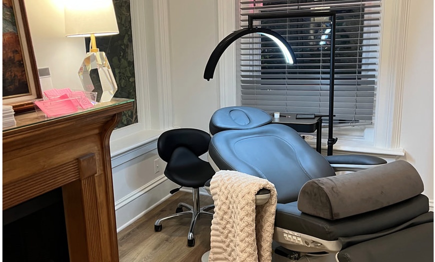 Image 6: Eyelash lift and tint services for darker, voluminous lashes