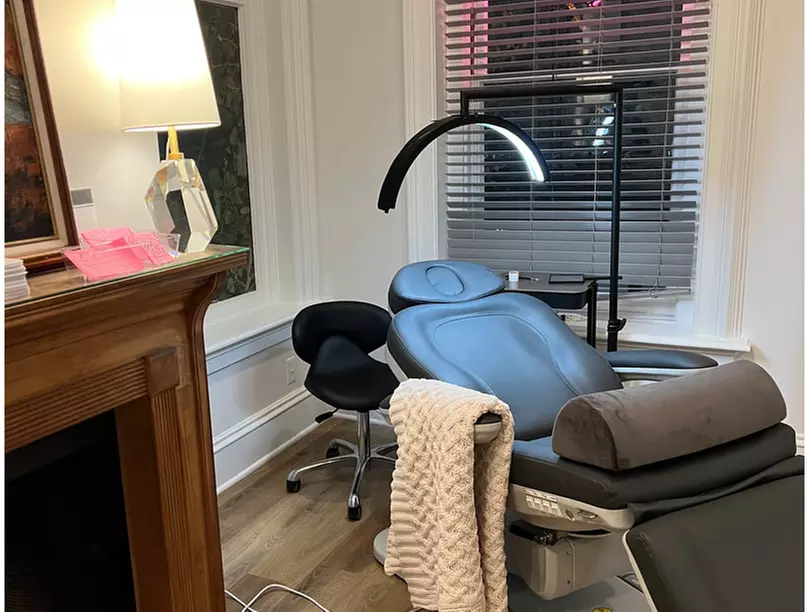 Full Set of Volume Eyelash Extensions for Length and Volume