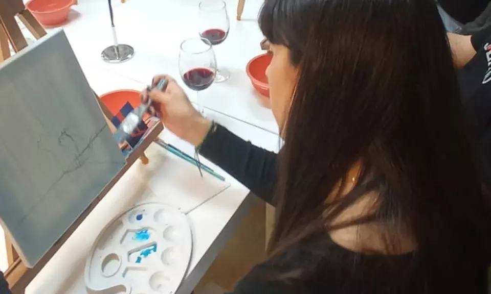 Arte y vino, el combo perfecto: taller creativo de pintura con vino