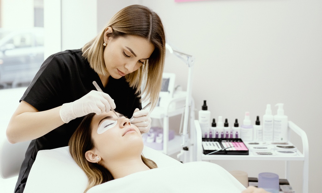 Extensión de pestañas, efecto natural, depilación de cejas y labio