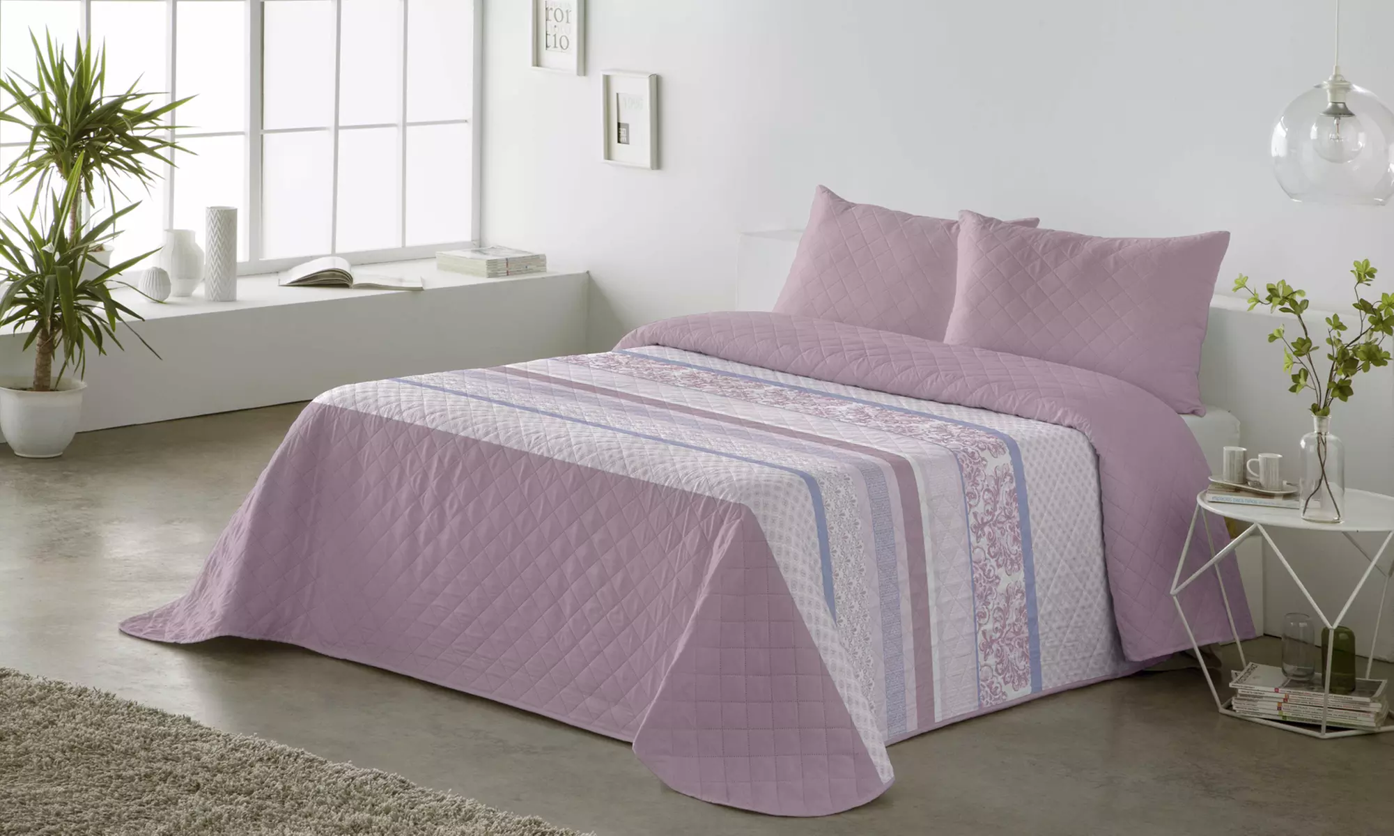 Colcha reversible con estampado con dos fundas de cojín - Primary Image