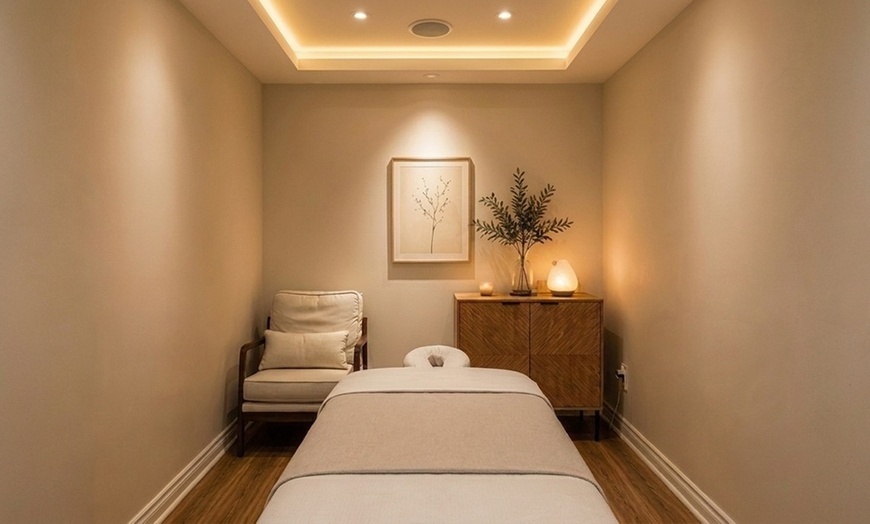 Image 5: 30, 60, or 90-Min Couples Full Body Massage