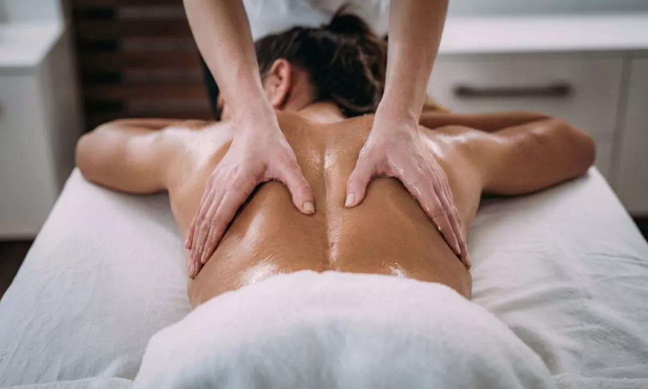 Masaje o ritual Premium a elegir con aceites esenciales y bebida