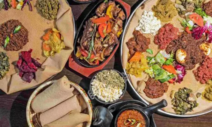 Äthiopischer Zwei-Gänge-Genuss: Vorspeise & Enat Teller nach Wahl